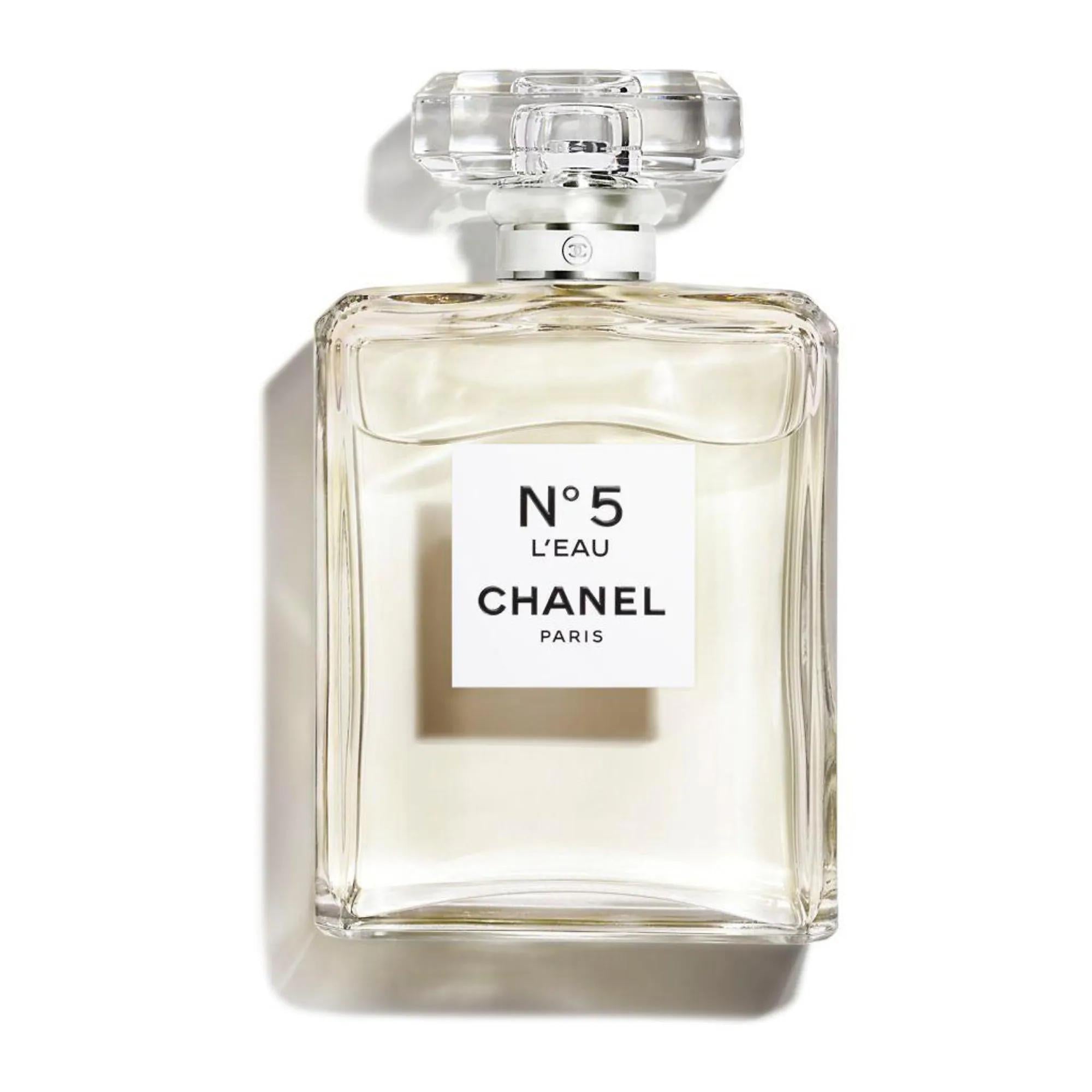 Chanel N°5 L'EAU - Modern Floral Perfume for Women - Eau de Toilette Spray Chanel N°5 L'EAU - Modern Floral Eau de Toilette N°5 L'EAU, Chanel perfume, Floral fragrance, Eau de Toilette, Modern perfume for women, Women's perfume, Fragrance, Perfume for everyday use, Citrus fragrance, Mandarin scent, Ylang-Ylang fragrance, Continuous-misting spray, Elegant perfume, Sophisticated scent