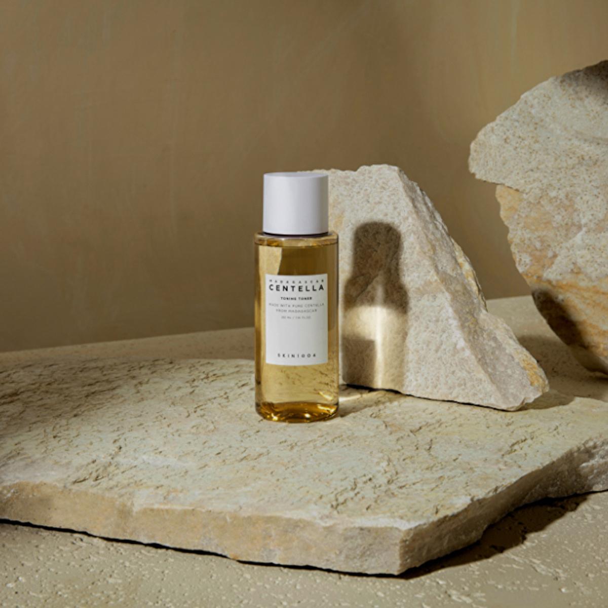 Skin1004 Madagascar Centella Tonik - Gentle PHA Toner for Sensitive Skin, 7.11 fl oz Skin1004 Tonik for Sensitive Skin - Gentle PHA Toner tonik, cilt bakımı, PHA, Cica özü, hassas cilt, gentle toner, sensitive skin solution, skincare, exfoliating toner, brightening toner, eu cosmetic standards, cruelty-free, 7.11 fl oz, Skin1004