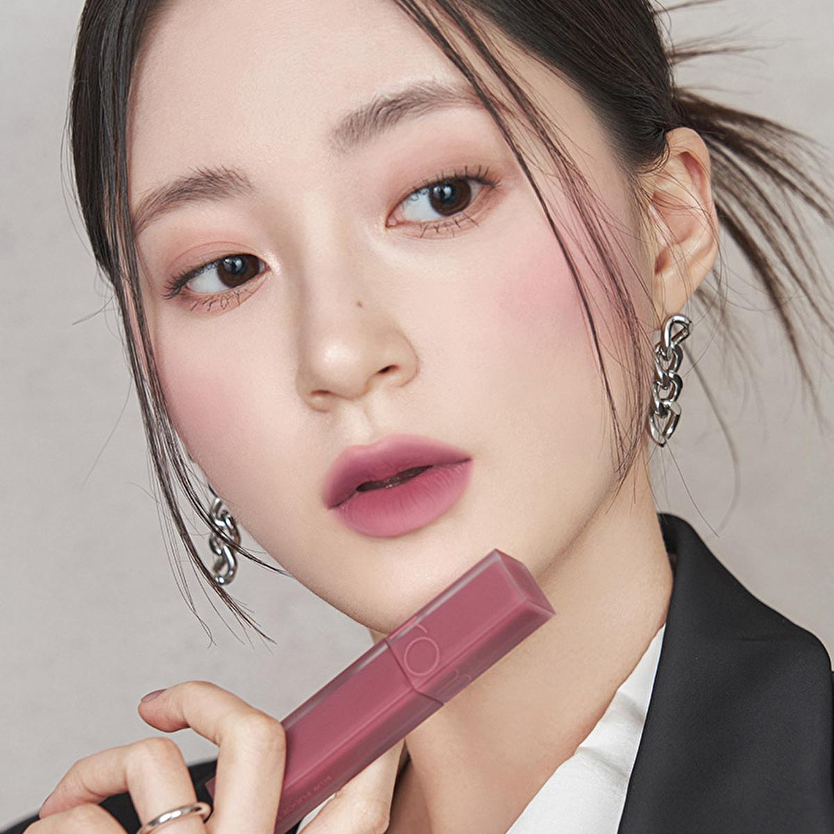 rom&nd Blur Fudge Tint - Long-Lasting Matte Lip Tint for Trendy Looks rom&nd Blur Fudge Tint - Long-Lasting Matte Lip Color rom&nd Blur Fudge Tint, Matte Lip Tint, Long-lasting Lip Color, Korean Lip Makeup, Non-drying Lip Tint, Trendy Lip Makeup, Beauty Essentials, Lip Care, Makeup for Young Adults, Everyday Makeup, Special Occasion Makeup