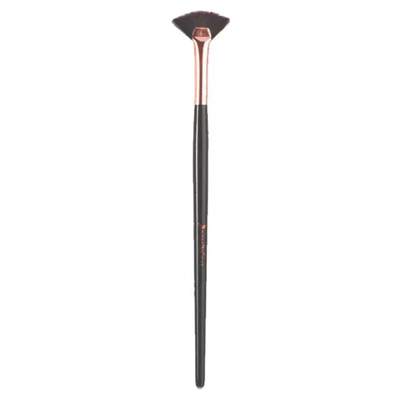 Nascita Make Up Addicts Fan Brush for Flawless Application