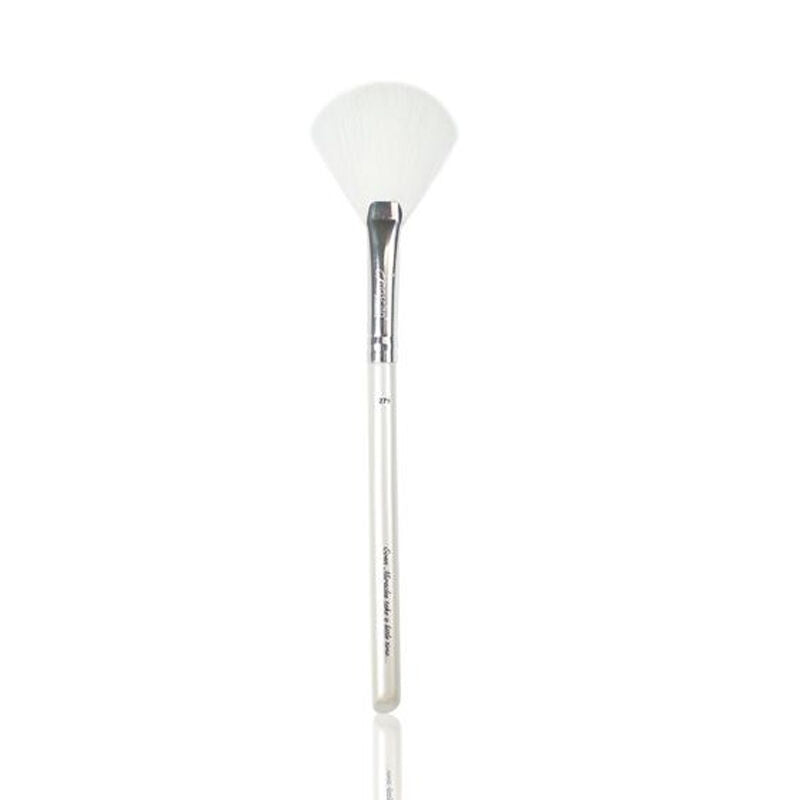 Nascita Professional Mask Brush for Easy Application 0279